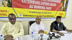 Mgr Paul Yemboaro Ouédraogo (au centre) s'adressant aux journalistes, jeudi 2 avril, au Burkina Faso. / 