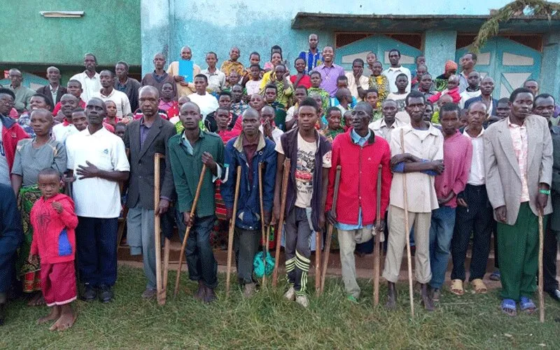 Quelques personnes handicapées à la paroisse salésienne de Rukago, au Burundi. Missions salésiennes