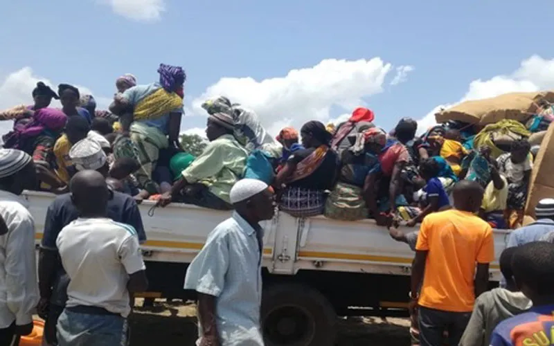 Les Femmes, des hommes et les enfants entassés sur un canter à Cabo Delgado au Mozambique. Aide à l'Église en détresse