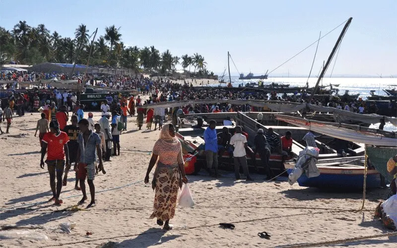Les familles qui fuient la violence dans la province de Cabo Delgado arrivent dans la ville portuaire de Pemba. Domaine public.