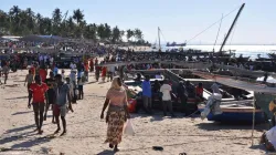 Les familles qui fuient la violence dans la province de Cabo Delgado arrivent dans la ville portuaire de Pemba. / Domaine public.