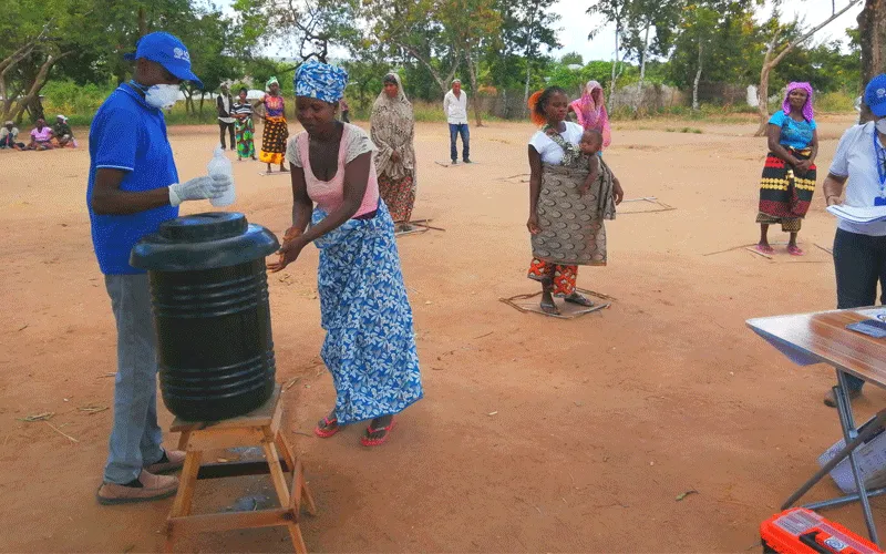 Une femme se lave les mains lors de la distribution d'abris pour les familles déplacées dans le district de Metuge, à Cabo Delgado. Bureau des Nations unies pour la coordination des affaires humanitaires (OCHA).
