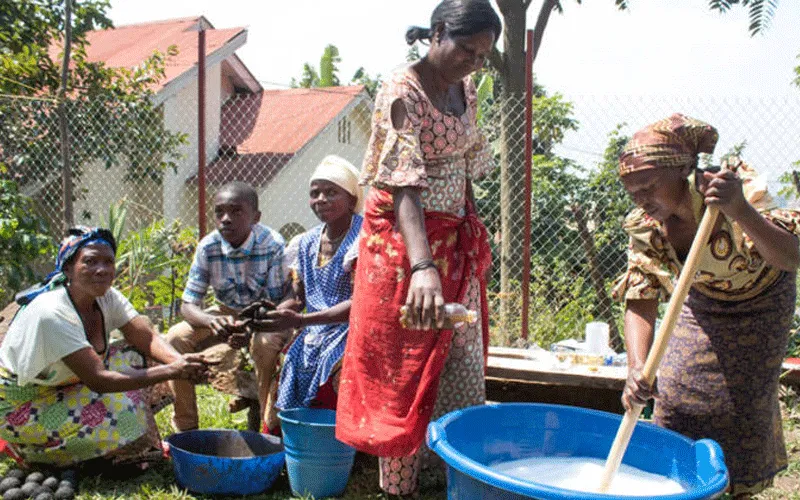 Soutenu par la CAFOD, le groupe de femmes du Centre Olame en RD Congo fabrique du détergent et du savon pour lutter contre la propagation de COVID-19. Agence catholique pour le développement d'outre-mer (CAFOD)