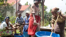 Soutenu par la CAFOD, le groupe de femmes du Centre Olame en RD Congo fabrique du détergent et du savon pour lutter contre la propagation de COVID-19. / Agence catholique pour le développement d'outre-mer (CAFOD)