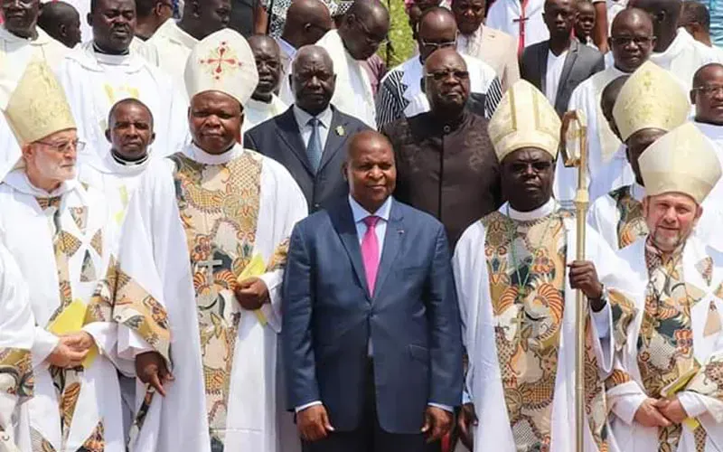 Les évêques de la République centrafricaine (RCA) avec le Président Faustin Archange Touadera.