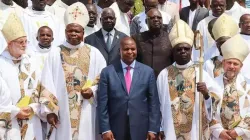 Les évêques de la République centrafricaine (RCA) avec le Président Faustin Archange Touadera. / 