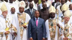 Les évêques en République centrafricaine (RCA) avec le président Faustin Archange Touadera. / Domaine public