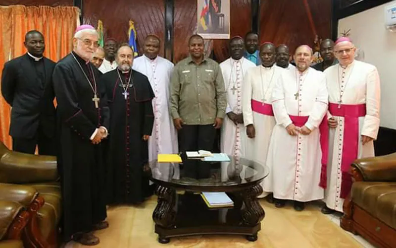Les évêques en République centrafricaine (RCA) avec le président Faustin Archange Touadera. Domaine public