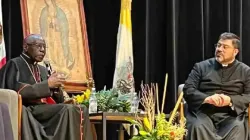 Le cardinal Robert Sarah parle aux côtés du père Guillermo Gutiérrez lors de la conférence à l'Université La Salle à Mexico, le 26 juin 2023. | Crédit : Université La Salle / 