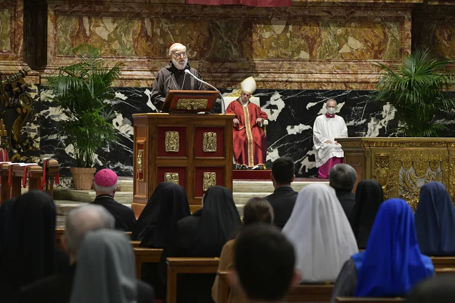 Le cardinal Raniero Cantalamessa prêche lors de la liturgie du Vendredi saint dans la basilique Saint-Pierre, le 2 avril 2021. Vatican Media.