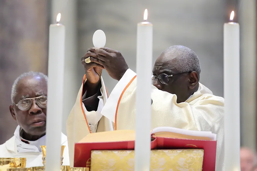 Le cardinal Robert Sarah célèbre la messe dans la basilique Saint-Pierre pour son 50e anniversaire de sacerdoce en 2019. Evandro Inetti/CNA.