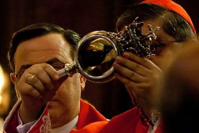 Le cardinal Crecscenzio Sepe voit le reliquaire avec le sang de Saint Janvier en 2009. Paola Migni via Flickr (CC BY 2.0)