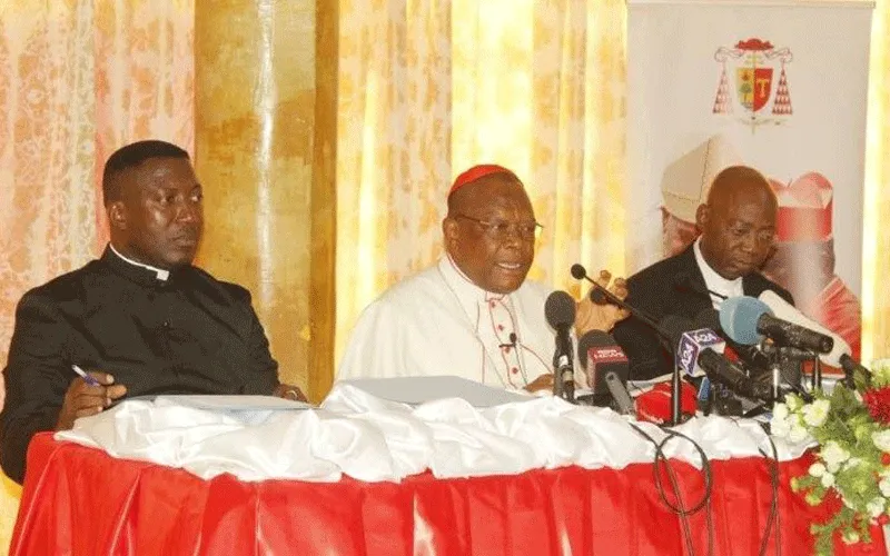 Le cardinal Fridolin Ambongo (au centre) s'adressant aux journalistes dans la capitale de la RDC, Kinshasa, le vendredi 3 janvier 2020. Domaine public