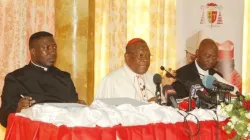Le cardinal Fridolin Ambongo (au centre) s'adressant aux journalistes dans la capitale de la RDC, Kinshasa, le vendredi 3 janvier 2020. / Domaine public