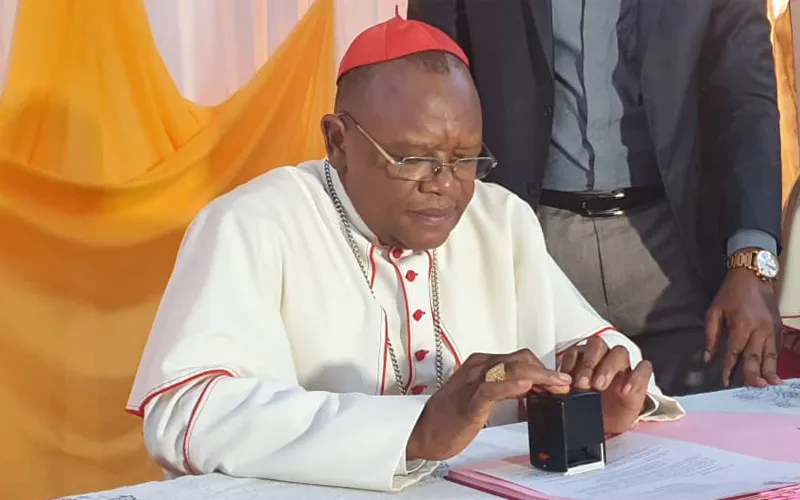 Le Cardinal Fridolin Ambongo signant le décret de création de l'Université Catholique Omnia dans l'archidiocèse de Kinshasa en RD Congo.