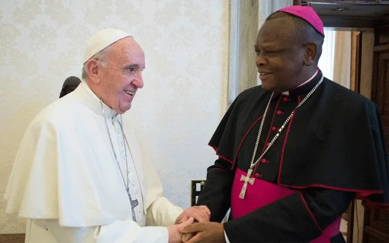 Le cardinal Fridolin Ambongo avec le Pape François à Rome. Domaine public