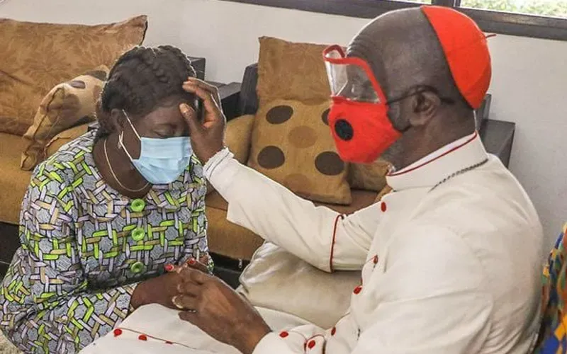 Le cardinal Jean Pierre Kutwa accorde ses bénédictions à Mariatou Koné qui a été récemment nommée ministre de l'éducation et de l'alphabétisation en Côte d'Ivoire.