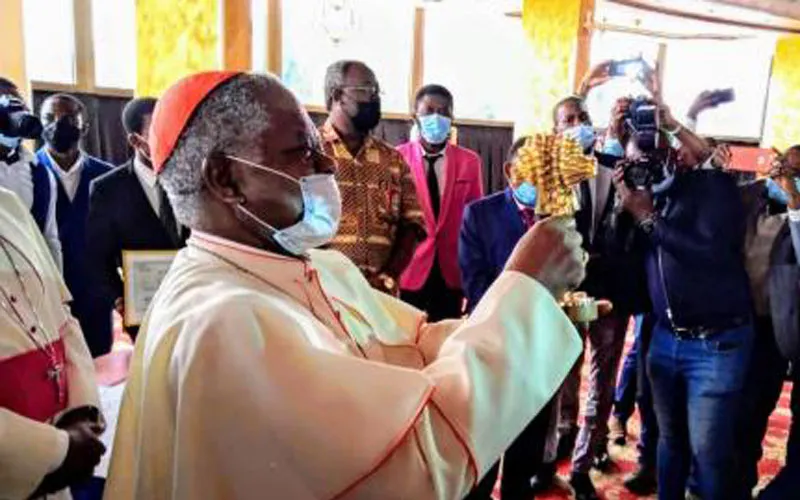 Le cardinal Laurent Monsengwo Pasinya après avoir reçu le prix du grand mérite citoyen de Bakanja-Kimbangu. Archidiocèse de Kinshasa