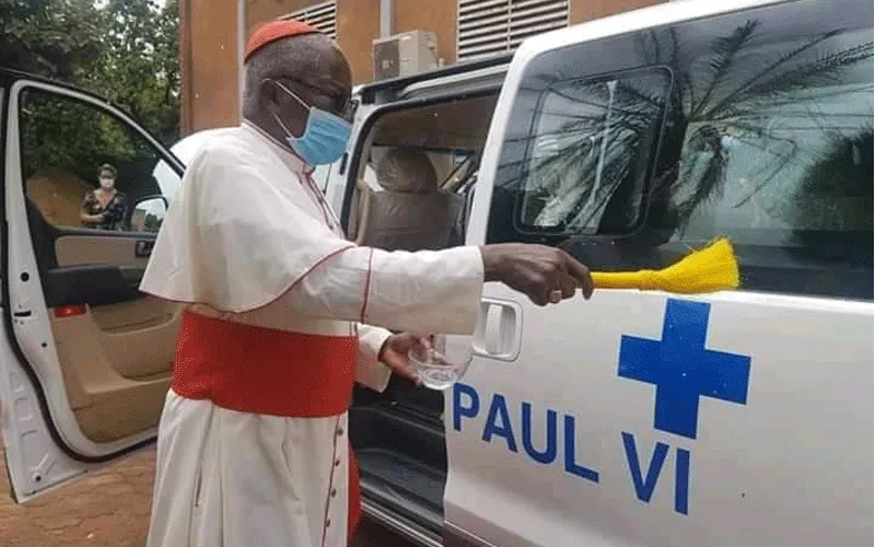 Le cardinal Philippe Ouedraogo bénit la nouvelle ambulance offerte par l'archidiocèse de Séoul à l'hôpital St. Paul VI de Ouagadougou, au Burkina Faso. Archidiocèse de Ouagadougou