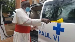 Le cardinal Philippe Ouedraogo bénit la nouvelle ambulance offerte par l'archidiocèse de Séoul à l'hôpital St. Paul VI de Ouagadougou, au Burkina Faso. / Archidiocèse de Ouagadougou
