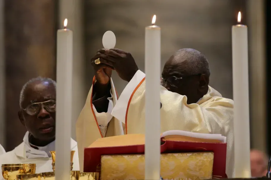 Le cardinal Robert Sarah célèbre une messe dans la basilique Saint-Pierre, le 28 septembre 2019. Evandro Inetti/CNA