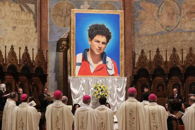 Une photo de Carlo Acutis a été dévoilée lors de sa messe de béatification à Assise, en Italie, le 10 octobre 2020. Daniel Ibanez/CNA