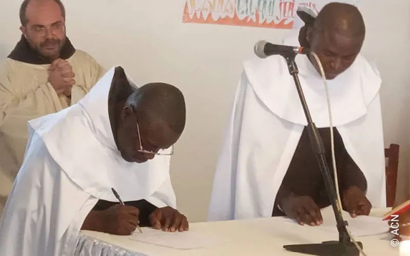 Vœux perpétuels de deux jeunes carmélites à Bangui, Monastère de Notre-Dame du Mont Carmel le 20 décembre 2020. Aide à l'Église en détresse ( AED).