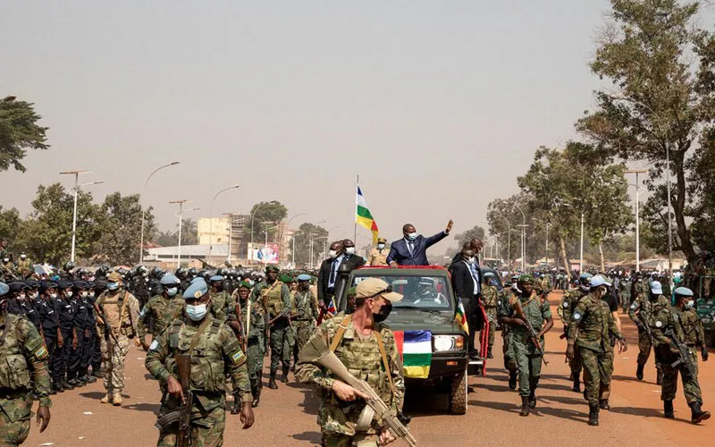 Le président Faustin-Archange Touadéra salue la foule dans la capitale de la RCA, Bangui. Domaine public