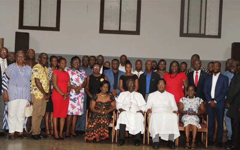 Mgr John Bonaventure Kwofie s'entretient avec des professionnels catholiques au point culminant du 5 e anniversaire de la Guilde des professionnels catholiques à Accra, le 17 décembre 2019. Damian Avevor