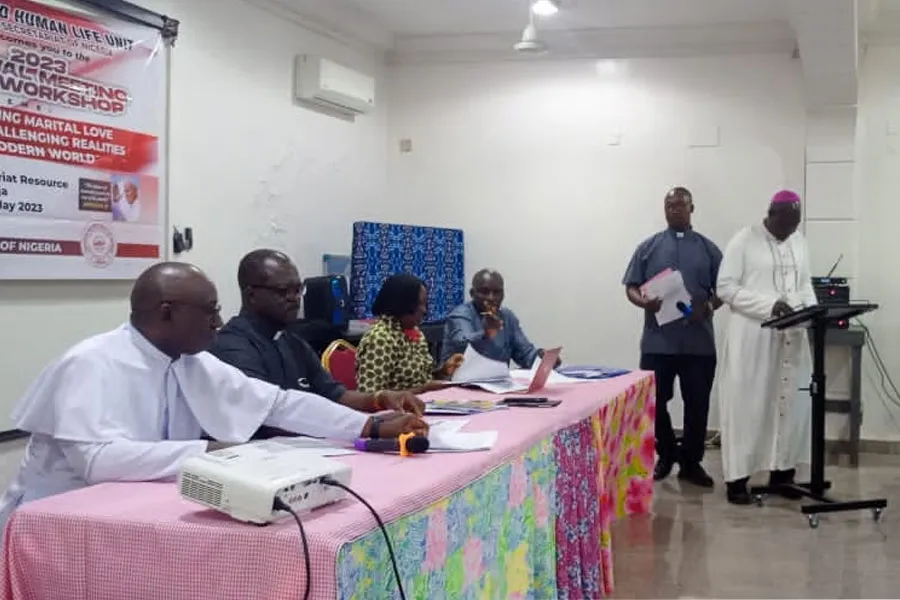 Mgr Luka Sylvester Gopep s'adresse aux participants lors de la réunion annuelle de l'Unité pour la famille, la santé et la vie humaine (FHLU) de la Conférence des évêques catholiques du Nigeria (CBCN). / 