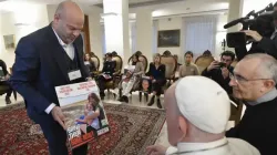Le Pape François rencontre les familles des otages pris par le Hamas le mercredi 22 novembre 2023. | Vatican Media / 