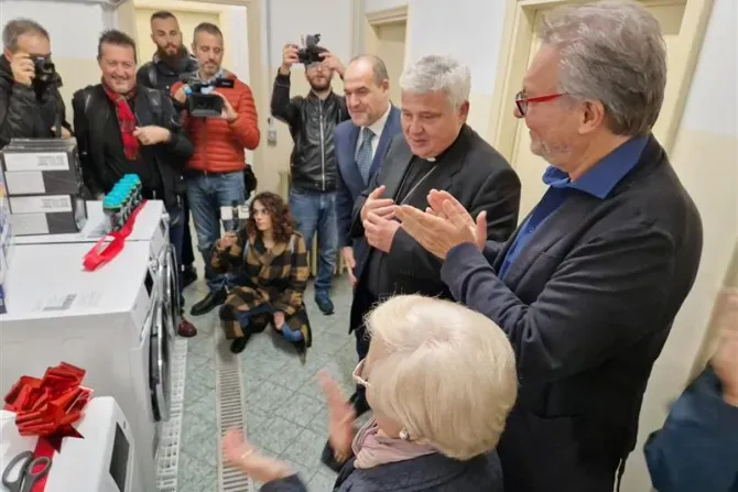 Le cardinal Konrad Krajewski, aumônier du pape, après avoir coupé le ruban d'une nouvelle "laverie du pape" pour les sans-abri. | Crédit : Bureau de presse du Saint-Siège