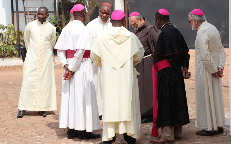 Les membres de la Conférence épiscopale de centrafrique (CECA) en consultation avant une rencontre avec le président Faustin-Archange Touadéra. Domaine Public