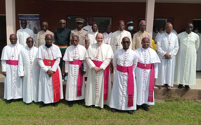 Les évêques catholiques de Côte d'Ivoire avec les autorités administratives lors de la cérémonie officielle de leur 117ème Assemblée plénière. Conférence épiscopale de Côte d'Ivoire (CECCI)