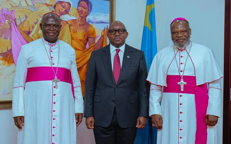 Mgr Toussaint Iluku Bolumbu (à gauche) du diocèse de Bokungu-Ikela, Premier ministre, Jean-Michel Sama Lukonde (au centre) et Mgr Ernest Ngboko Ngombe (à droite) après la réunion du 8 mars 2022 dans la capitale de la RDC, Kinshasa. Crédit : CENCO