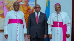 Mgr Toussaint Iluku Bolumbu (à gauche) du diocèse de Bokungu-Ikela, Premier ministre, Jean-Michel Sama Lukonde (au centre) et Mgr Ernest Ngboko Ngombe (à droite) après la réunion du 8 mars 2022 dans la capitale de la RDC, Kinshasa. Crédit : CENCO / 