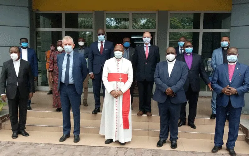 Des chefs d'église en RD Congo posent avec l'ambassadeur de l'UE Jean-Marc Châtaigner après le lancement d'un projet de lutte contre la pandémie COVID-19 dans ce pays d'Afrique centrale. Domaine public