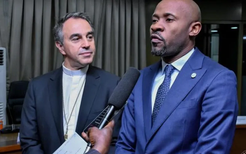 Mgr Ettore Balestrero (à gauche) et le ministre Patrick Muyaya (à droite) s'adressant aux journalistes après la première réunion préparatoire au voyage du Pape en RDC du 2 au 5 juillet. Crédit : Primature RDC/Facebook