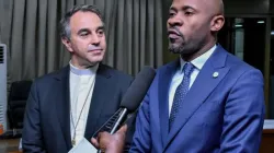 Mgr Ettore Balestrero (à gauche) et le ministre Patrick Muyaya (à droite) s'adressant aux journalistes après la première réunion préparatoire au voyage du Pape en RDC du 2 au 5 juillet. Crédit : Primature RDC/Facebook / 