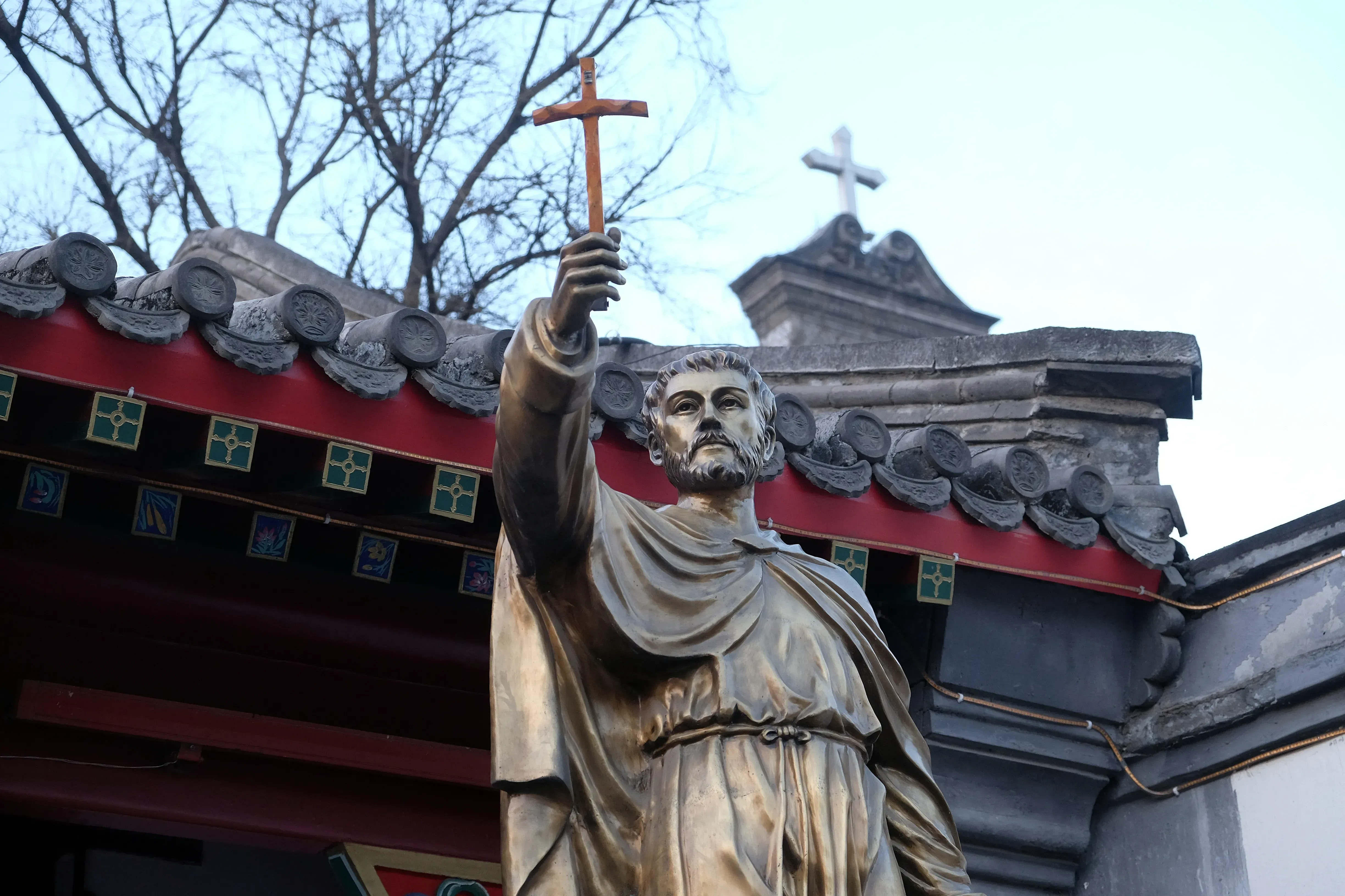 La statue de saint François Xavier devant la cathédrale Saint-Joseph à Pékin, en Chine, le 25 février 2016. Shutterstock