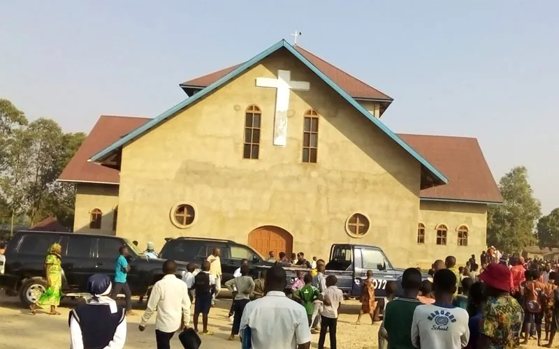 La paroisse de  l'Emmanuel de Butsili dans le diocèse de Butembo-Beni en RD Congo, où un attentat à la bombe a fait deux blessés graves. Crédit : Sylvin Muronga
