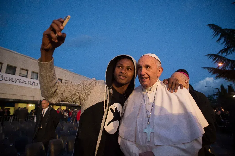 Le pape François visite un centre d'accueil pour demandeurs d'asile à Castelnuovo di Porto, en Italie, le 24 mars 2016. Vatican Media.