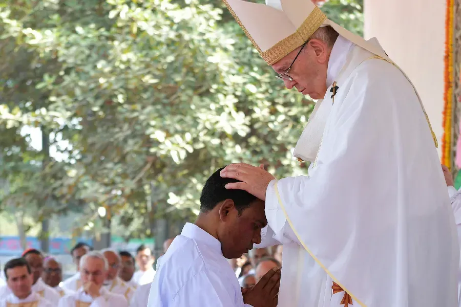 Le pape François impose les mains à un diacre bangladais alors qu'il l'ordonne à la prêtrise lors d'une messe du 1er décembre 2017 à Dhaka. Vatican Media.