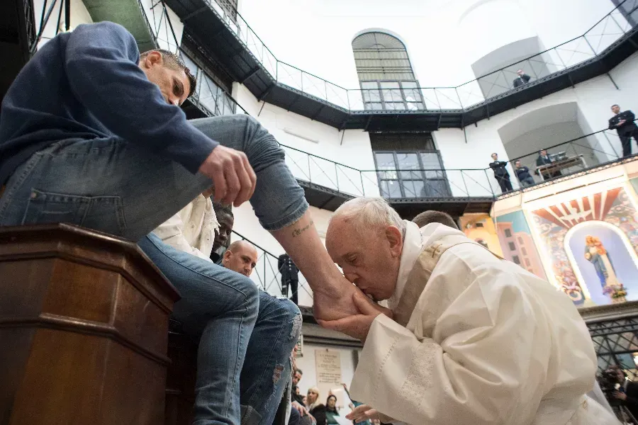 Le pape François embrasse les pieds des prisonniers à la prison Regina Coeli de Rome. Le 29 mars 2018. Vatican Media.