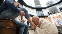 Le pape François embrasse les pieds des prisonniers à la prison Regina Coeli de Rome. Le 29 mars 2018. Vatican Media. / 