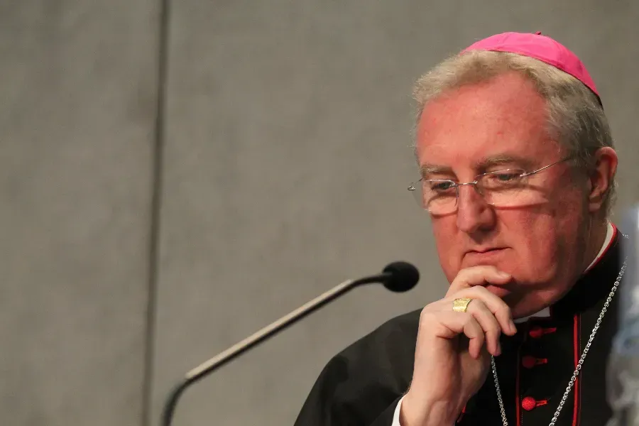 Mgr Arthur Roche lors d'une conférence de presse au Vatican, le 10 février 2015. Bohumil Petrik/CNA.