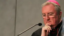 Mgr Arthur Roche lors d'une conférence de presse au Vatican, le 10 février 2015. Bohumil Petrik/CNA. / 