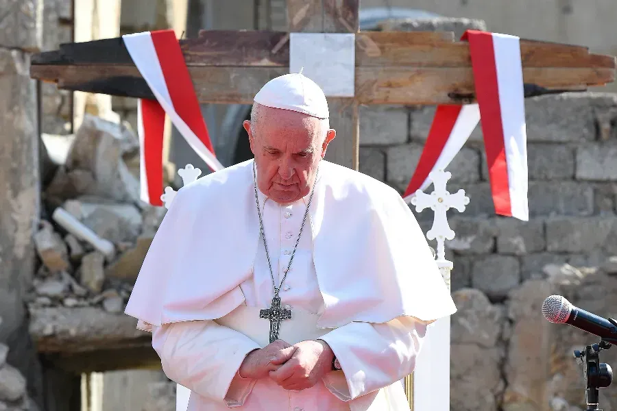 Le pape François prie à Hosh al-Bieaa (place de l'église) à Mossoul, en Irak, le 7 mars 2021. Vatican Media.
