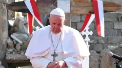 Le pape François prie à Hosh al-Bieaa (place de l'église) à Mossoul, en Irak, le 7 mars 2021. Vatican Media. / 