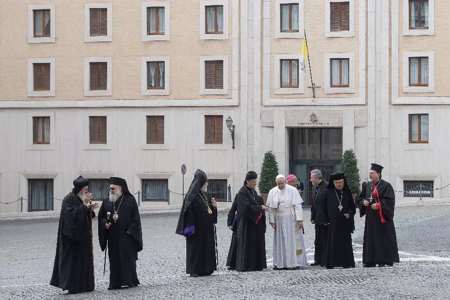Le pape François est photographié à l'extérieur de la Casa Santa Marta le 1er juillet 2021. Vatican Media.